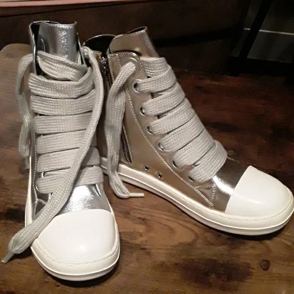 NWOT Women's Sz 9 Gold & Silver Lace Up Zipper Boot - Picture 2 of 10